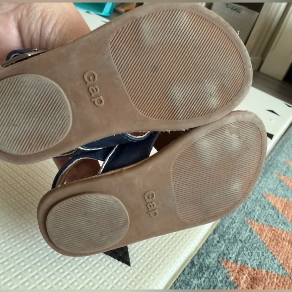 Baby GAP|Baby girl toddler Navy and Tan Kids Summer Sandals with ankle strap•7 - Picture 6 of 6